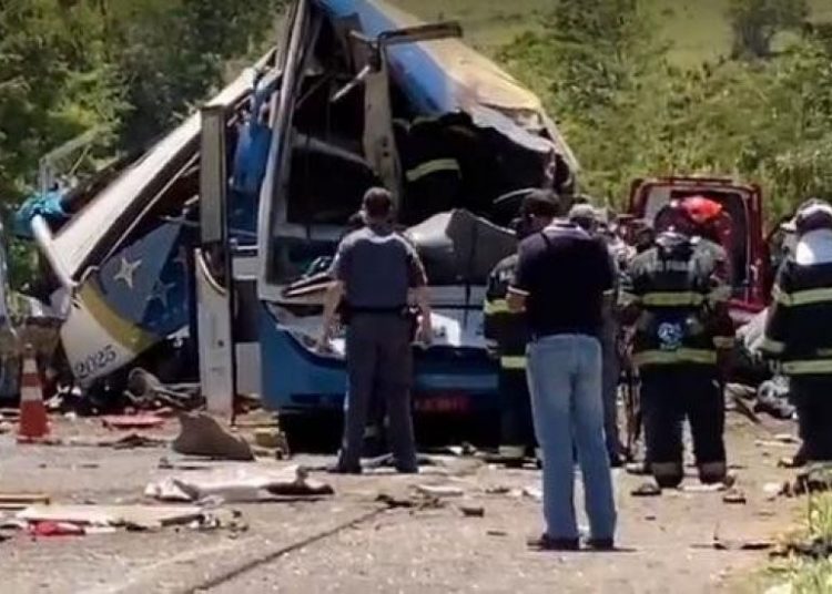 Colisão entre ônibus de passageiros e caminhão deixa mais de 40 mortes