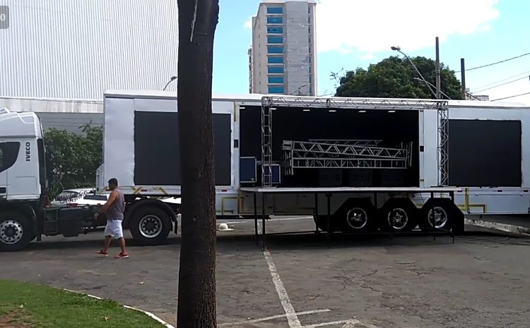 Confiante na vitória, MDB montou caminhão palco em frente ao diretório - caminhao palco mdb diretorio goiania