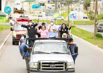 Glaustin da Fokus, Márcia Caldas, Ronaldo Caiado e Carol Araújo em carreata no domingo (8) | Foto: Reprodução