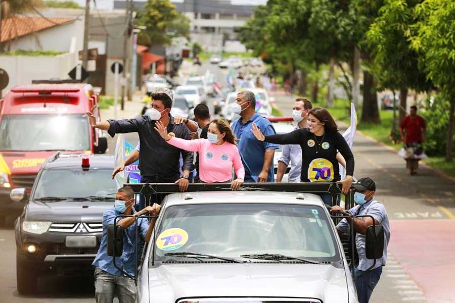 No domingo (8), a candidata Márcia Caldas (Avante) e sua vice, Carol Araújo (DEM), percorreram a região do Garavelo, passando pela Avenida Igualdade, ao lado do governador Ronaldo Caiado (DEM) e do deputado federal Glaustin da Fokus (PSC) | Foto: Reprodução