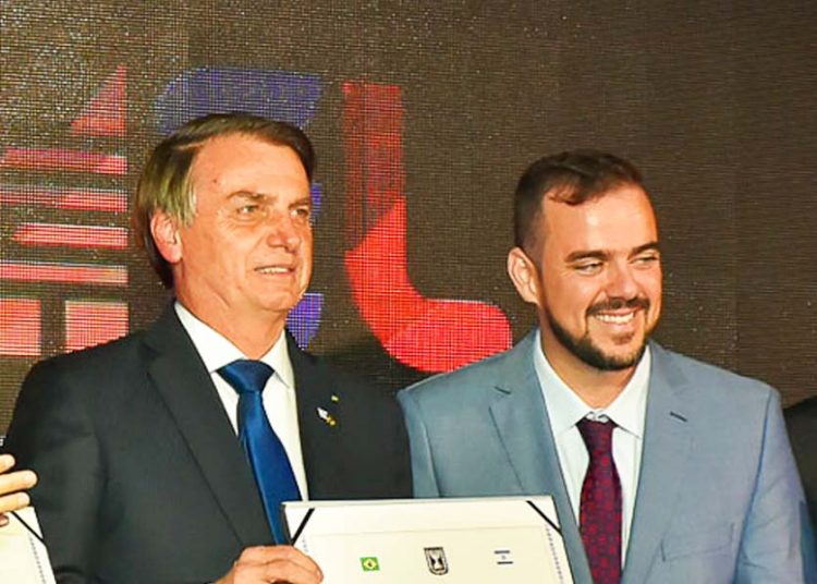 Gustavo Medanha e Jair Bolsonaro na Embaixada de Israel, em Brasília, em maio de 2019 | Foto: Rodrigo Estrela
