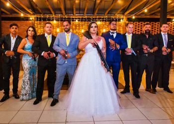 Noivos e padrinhos armados em casamento: armas seriam de airsoft