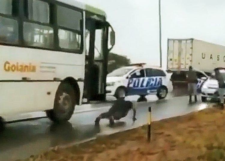 Jovem foi detido na BR-070 após furtar ônibus na Av. Leste Oeste, em Goiânia