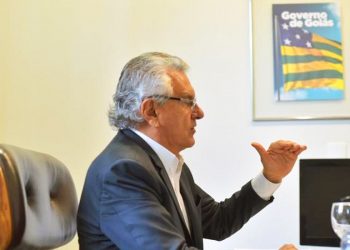 Ronaldo Caiado conduz videoconferência com prefeitos eleitos e reeleitos para anunciar repasse extra de recursos para área da saúde dos 246 municípios do Estado | Foto: Hegon Corrêa