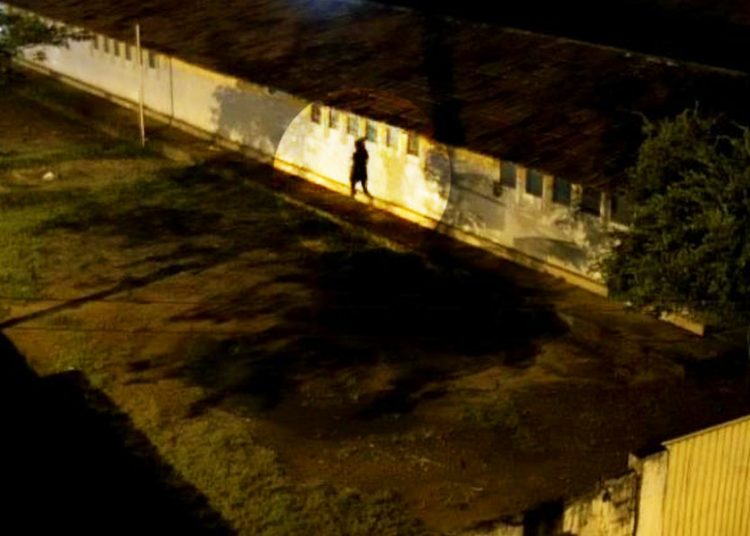 Câmeras de monitoramento registra momento em que mulher invadiu o Colégio Francisco Rafael Campos, em Aparecida de Goiânia | Foto: Reprodução