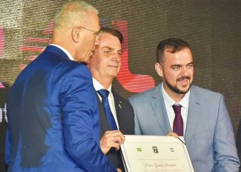 Embaixador de Israel Yossi Shelley, Jair Bolsonaro e Gustavo Medanha