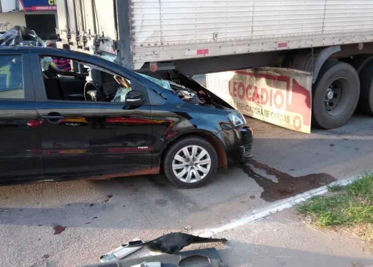 Carro Fox colidiu na traseira do caminhão no Jardim Guanabara, em Goiânia - Créditos: Polícia Civil - Dict