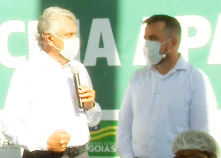 Ronaldo Caiado e Gustavo Mendanha durante cerimônia que deu pontapé inicial da vacinação contra covid-19 em Aparecida de Goiânia