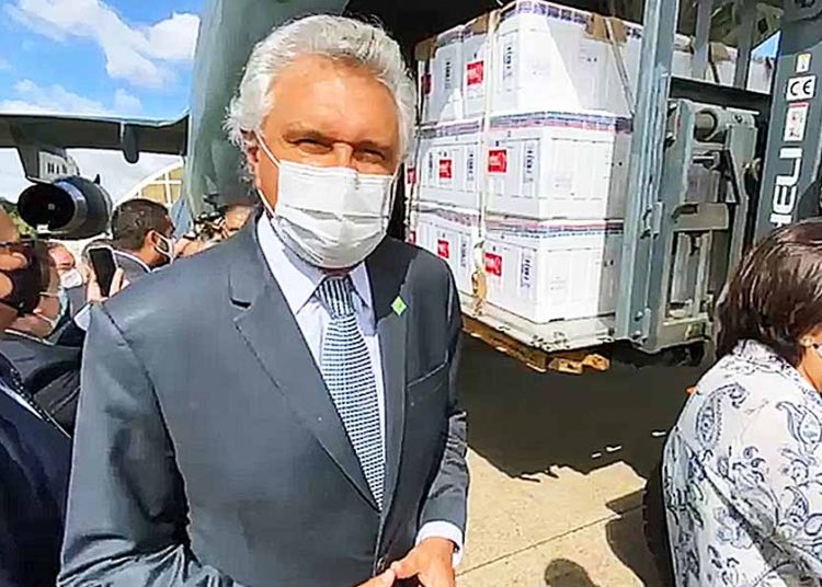 Vacinação contra Covid-19 em Goiás começa de forma imediata, anunciou Caiado de Brasília