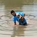 Homem teve de acalmar cadela para conseguir retira-la do lago - Créditos: Reprodução