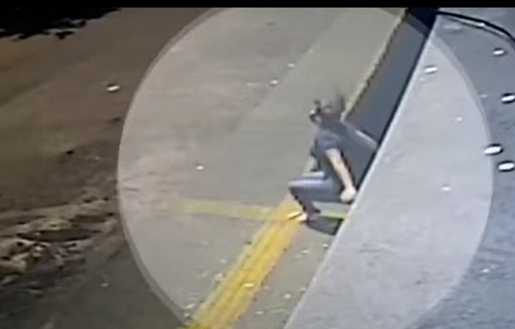 Câmera filma momento em que mulher pula do 1º andar de um prédio para fugir de estuprador - Créditos: Reprodução