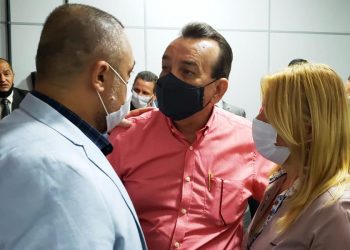 Pastor Romeu conversa com o presidente da Câmara de Aparecida, André Fortaleza, e com a vereadora Valéria Pettersen