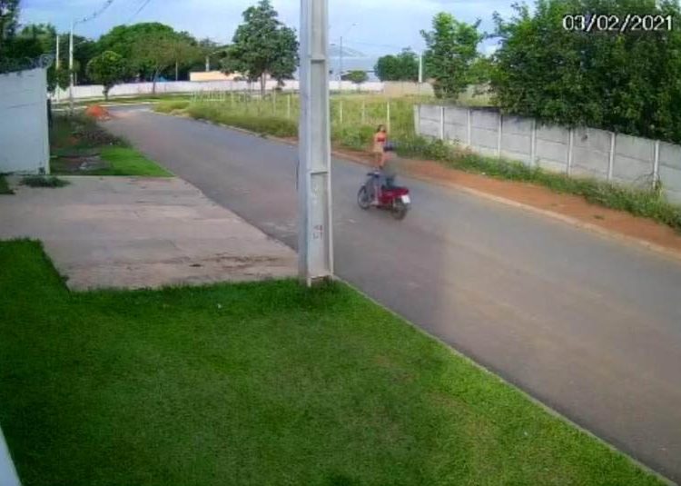 Vídeo de câmera de segurança flagra tarado perseguindo mulher em Aparecida - Créditos: Reprodução