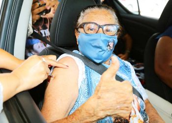Idosos recebem vacina em Aparecida de Goiânia
