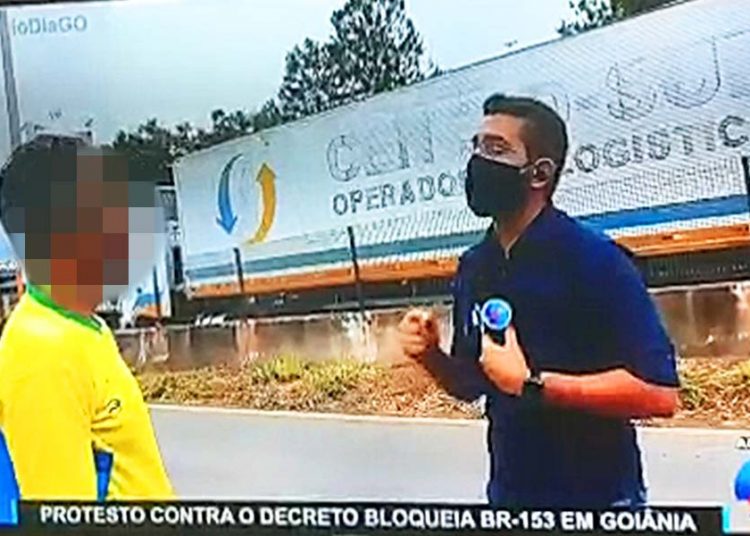 Repórter Maycon Leão durante transmissão ao vivo na manhã desta 2ª feira (15) | Foto: Reprodução/TV Serra Dourada