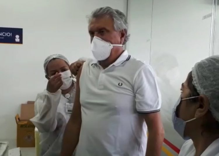 Ronaldo Caiado é imunizado em Goiânia - Foto: Secom