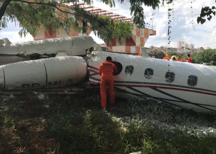 Avião caiu no Aeroporto da Pampulha, em Belo Horizonte | Foto: Corpo de Bombeiros