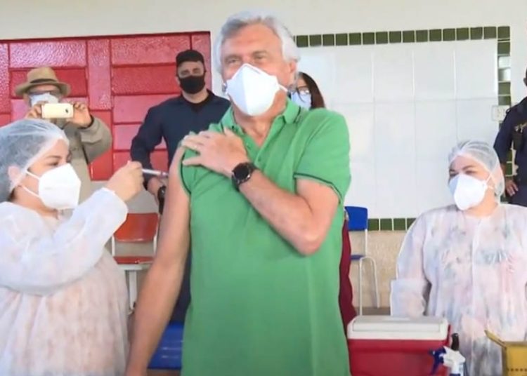Governador Ronaldo Caiado recebe 2ª dose de vacina contra Covid - Foto: Reprodução/TV Anhanguera