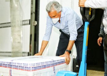 Governador de Goiás, Roanldo Caiado recebe doses de vacina contra a covid-19 | Foto: André Sadi