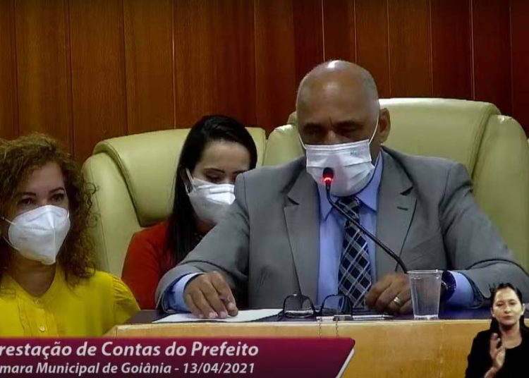 Prefeito Rogério Cruz em prestação de contas na Câmara Municipal - Foto: Reprodução/TV Câmara