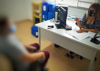 Mulher suspeita de atear fogo na namorada após descobrir traição presta depoimento à delegada Cybelle Tristão em Aparecida | Foto: Divulgação/PCGO
