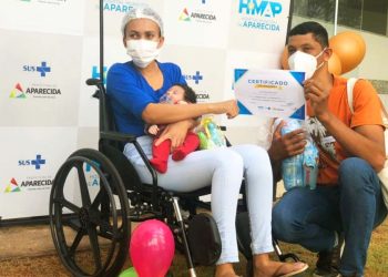Bebê de 1 mês e 18 dias recebe alta do HMAP após ser curado da covid-19 | Foto: Divulgação/HMAP
