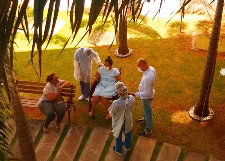 Depois de vários dias internados no Hospital Municipal de Aparecida de Goiânia, pacientes podem, enfim, voltar a ver a luz do sol durante terapia no jardim da unidade | Foto: Divulgação