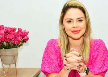 Vereadora não percebe câmera ligada e faz “sarrada” durante sessão virtual | Foto: Reprodução/Facebook