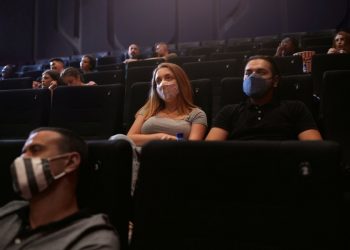 Sala de cinema na pandemia | Foto: Vgajic