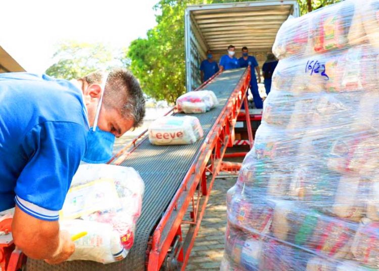 Governo de Goiás e OVG distribuem 80 mil cestas básicas em três semanas | Fotos: Aline Cabral e Lucas Dellamare
