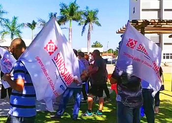 Assembleia do Sindsaúde em frente à Prefeitura de Aparecida de Goiânia | Foto: Divulgação