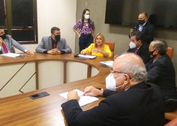 Valéria Pettersen dialoga com vereadores em visita à Câmara de Goiânia | Foto: Reprodução