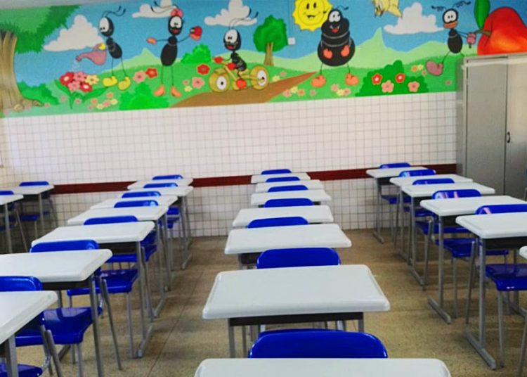 Prefeito assina ordem de serviços de reformas de escolas, entrega dez mil colchões e inaugura 66 parquinhos escolares | Foto: Divulgação / Secom