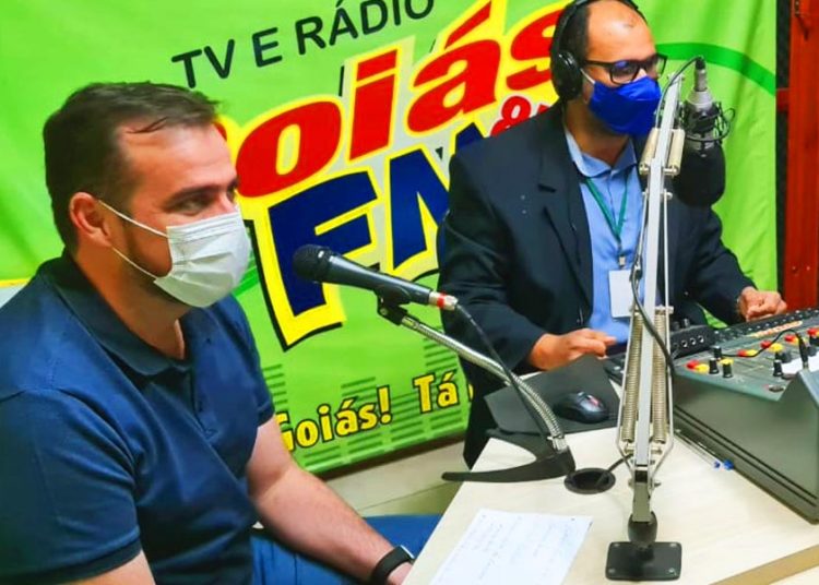 Gustavo Mendanha em entrevista para rádio local de Itapaci | Foto: Folha Z