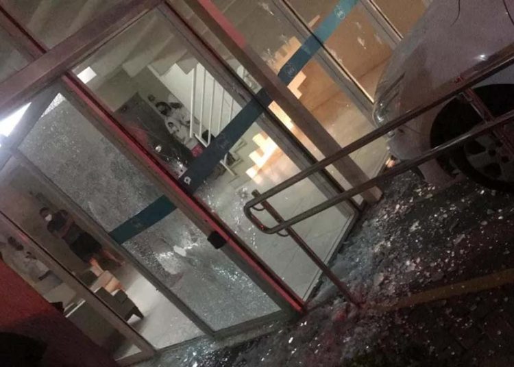 Vidros quebrados em condomínio após briga de policiais | Foto: Reprodução