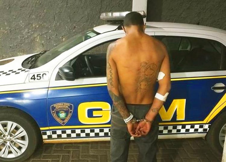 Assaltante foi detido pela GCM em Aparecida | Foto: Divulgação / GCM