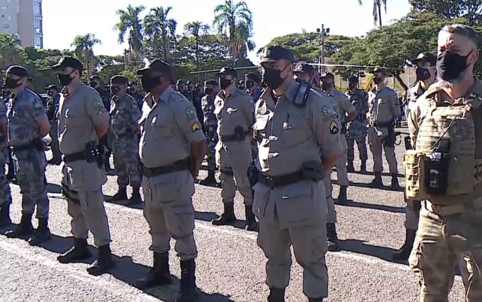 Caiado homenageia policiais que participaram de caçada a Lazaro - caiado homenageia policiais operacao lazaro03