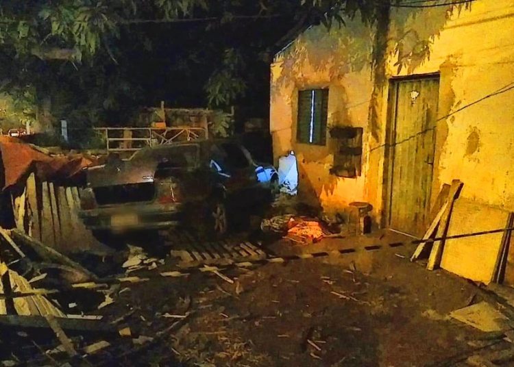 Homem morre após ser prensado por carro que invadiu residência | Foto: Divulgação / Dict