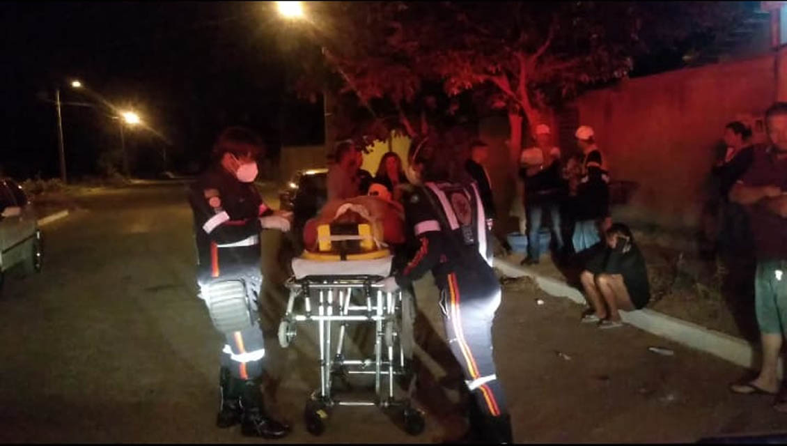 Mulher cai de moto e fica gravemente ferida em Aragoiânia - mulher acidente moto aragoiania3