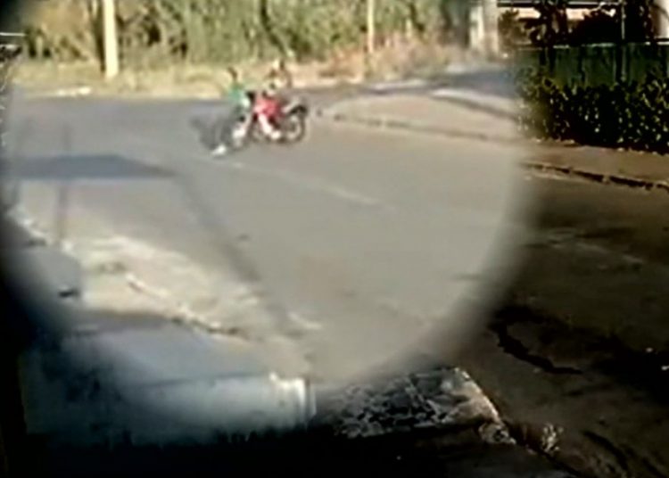 Motociclista persegue e atropela mulher em Aparecida | Foto: Reprodução