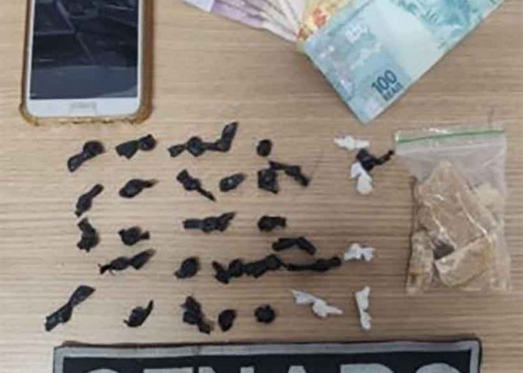 Drogas, dinheiro e celular apreendido com mulher em Aparecida | Foto: Polícia Civil de Goiás