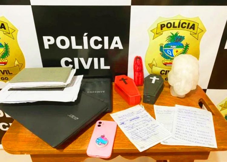 Cartomante entregou à polícia materiais deixados com ela pela secretária: caixões em miniatura, uma vela em forma de cabeça e um papel onde estão escritos os nomes das pessoas que seriam alvo da encomenda | Foto: Divulgação/ PCGO