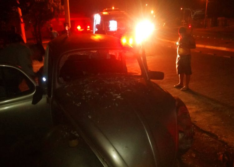 Casal fica ferido após acidente com Fusca no Indepência Mansões, em Aparecida | Foto: Leitor / FZ