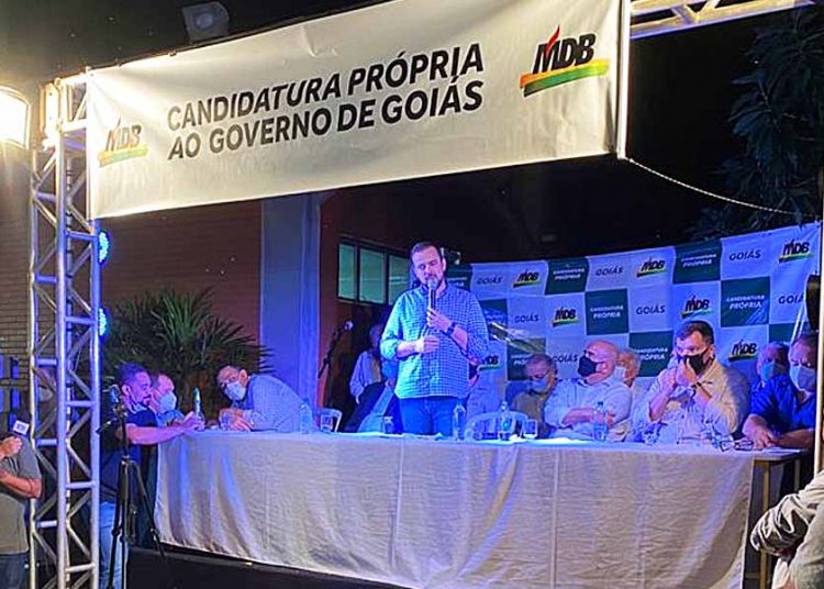 Gustavo Mendanha discursa em reunião do MDB no Colégio Atheneu Dom Bosco, em Goiânia | Foto: Reprodução