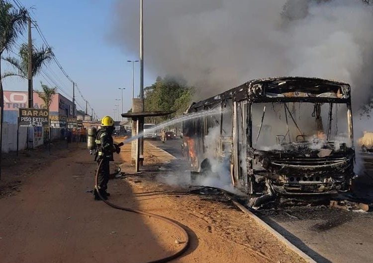 Ônibus destruído após incêndio no Setor Bandeirantes | Foto: Divulgação/CMBGO