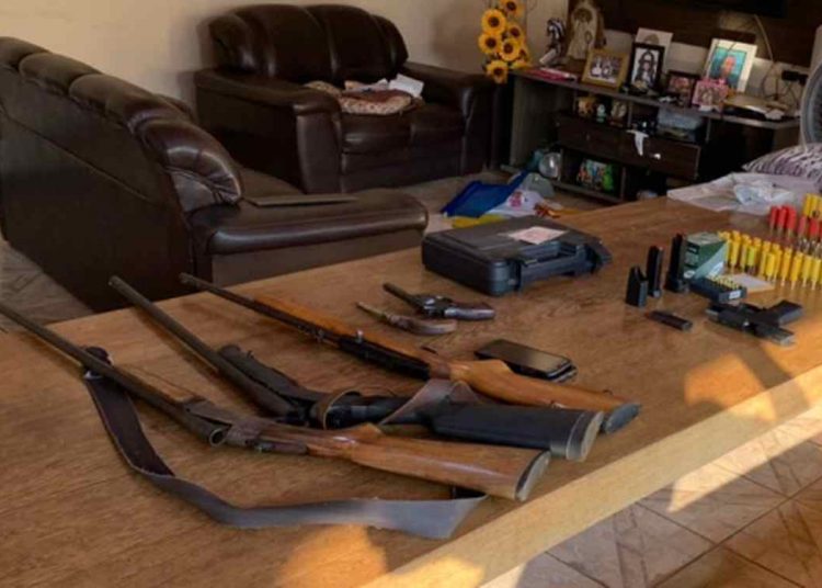 Armas apreendidas na casa do ex-prefeito | Foto: PC-GO