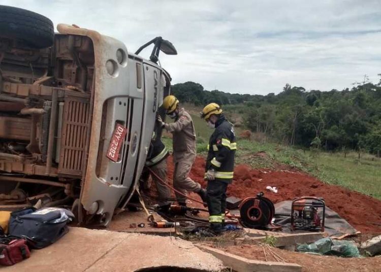 Motorista teve de ser removido por bombeiros  | Foto: Divulgação