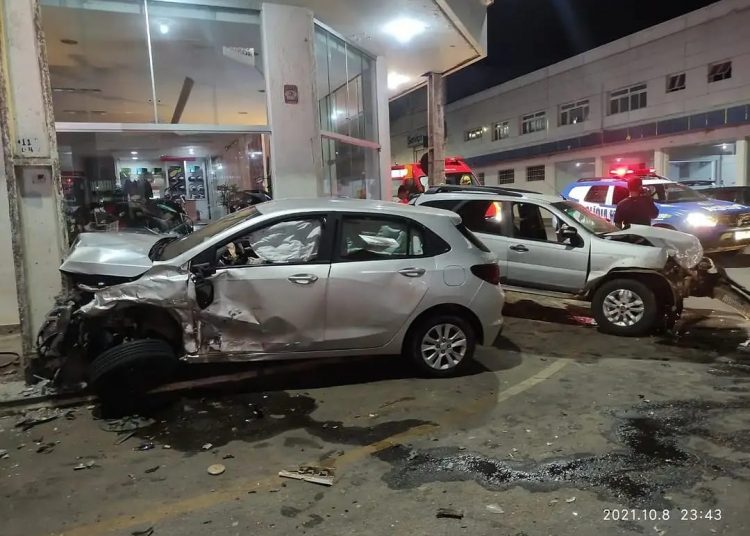 Carros ficam destruídos após colisão | Foto: Reprodução/Instagram