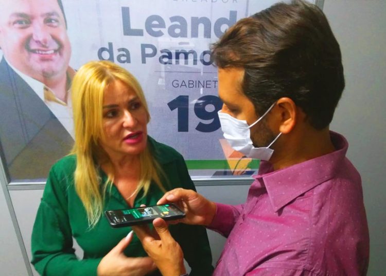 Valéria Pettersen em entrevista ao jornalista Guilherme Coelho | Foto: Felipe Fulquim