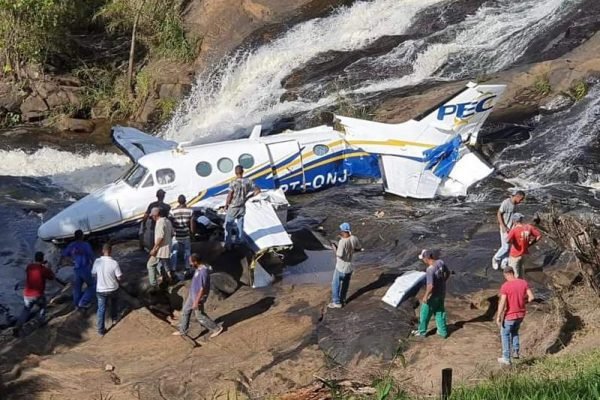 Marília Mendonça é resgatada com vida de queda de avião em Minas Gerais - aviao marilia mendona cai minas
